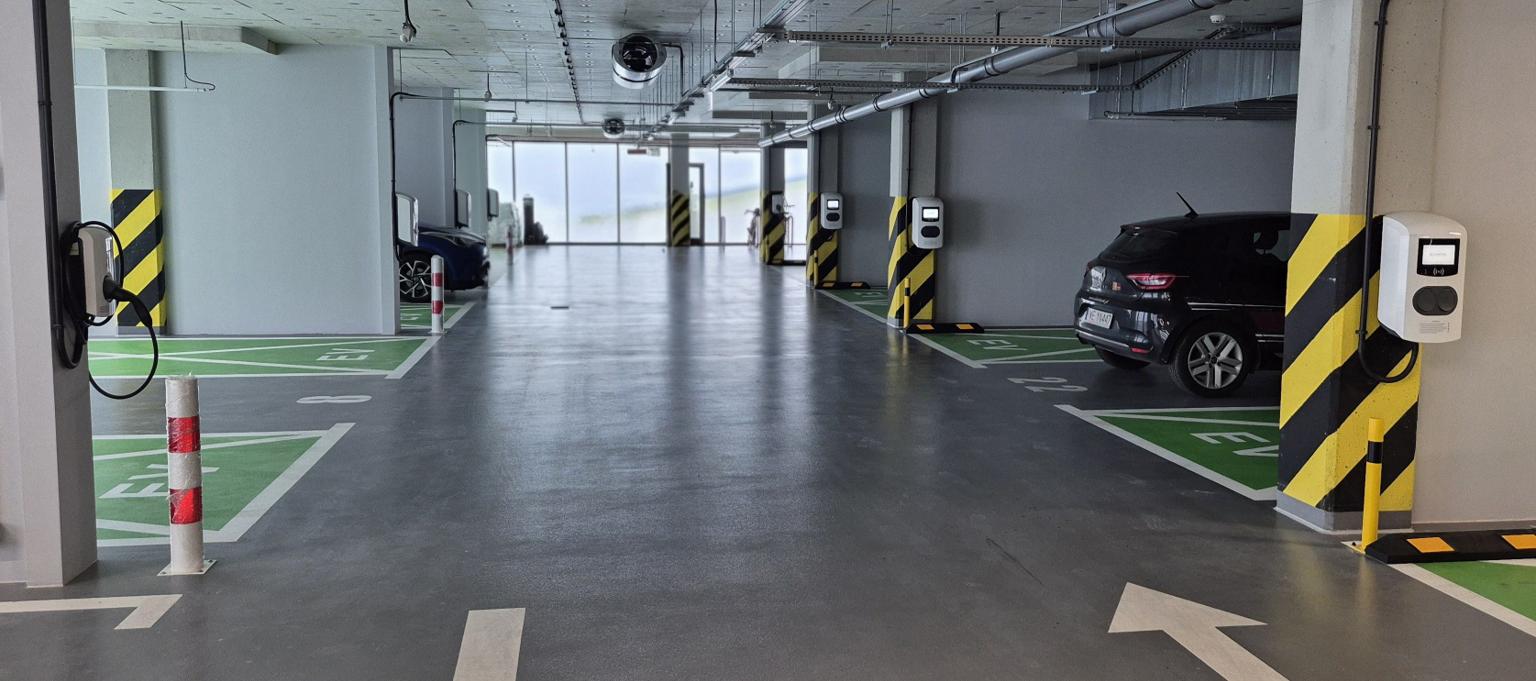 Grupa kilkunastu stacji AC na parkingu podziemnym (stacje w grupie z zarządzaniem mocą)