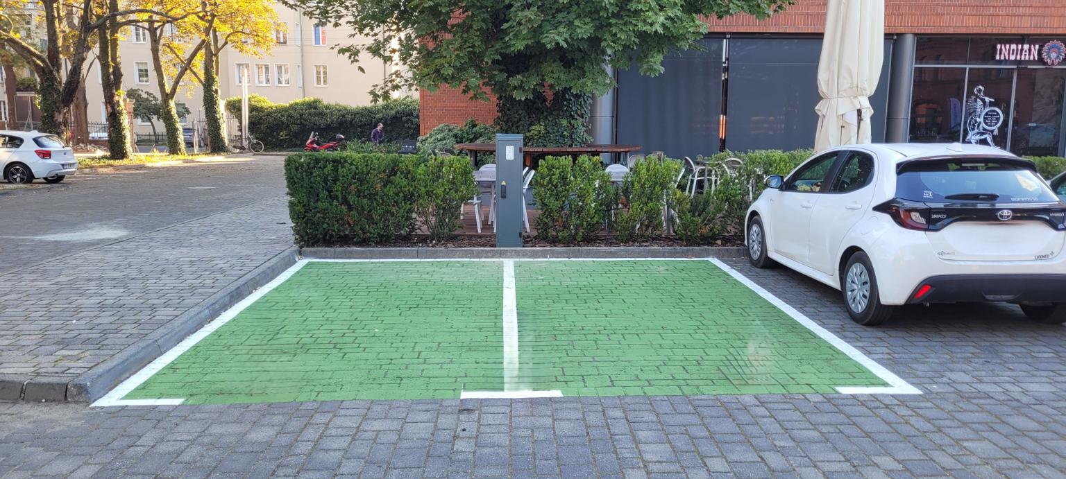 Stacja ładowania AC w parku handlowym