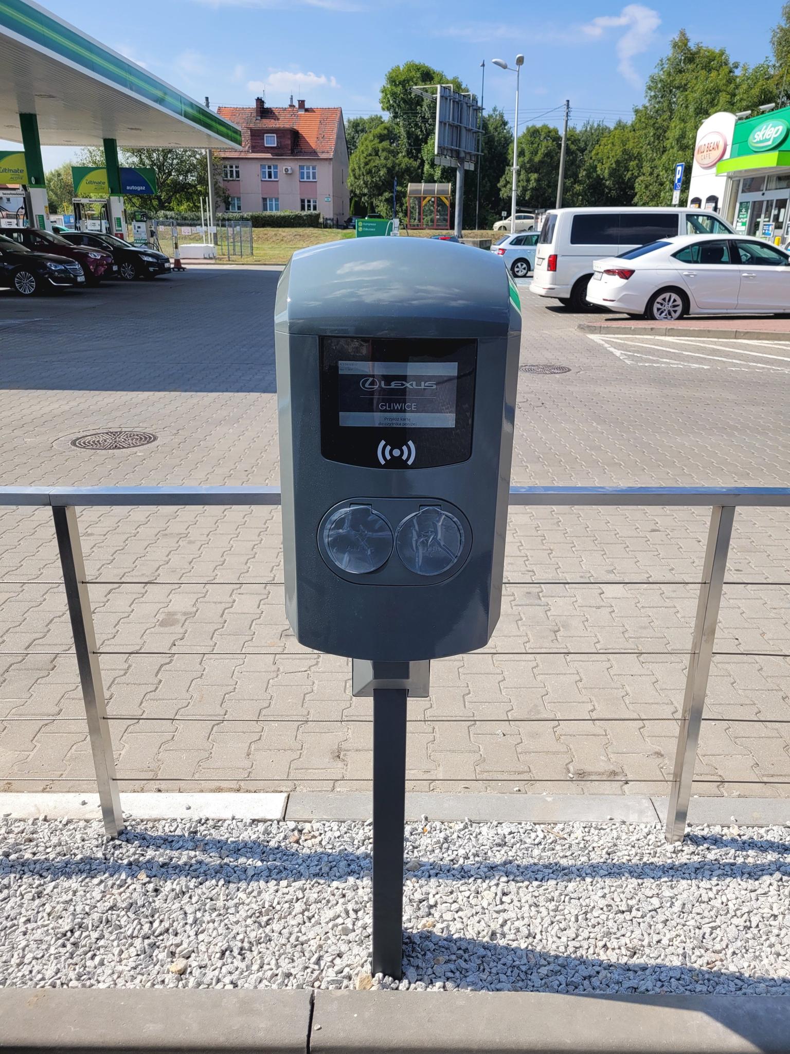 Podwójna stacja ładowania przy salonie samochodowym