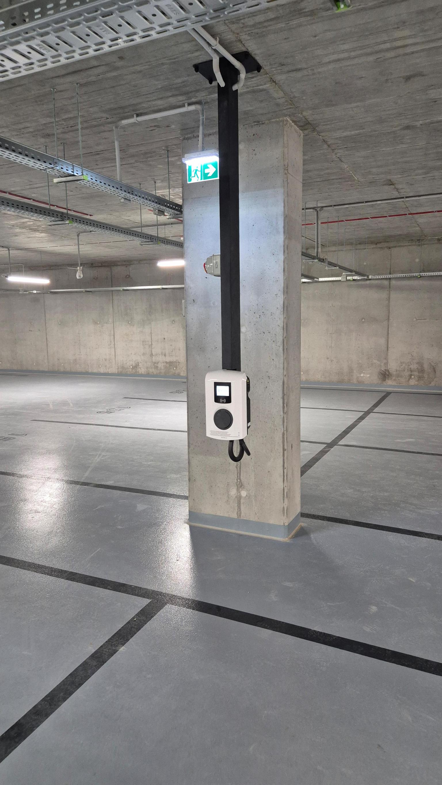 Stacja ładowania na parkingu podziemnym montowana do sufitu (nietypowy montaż)