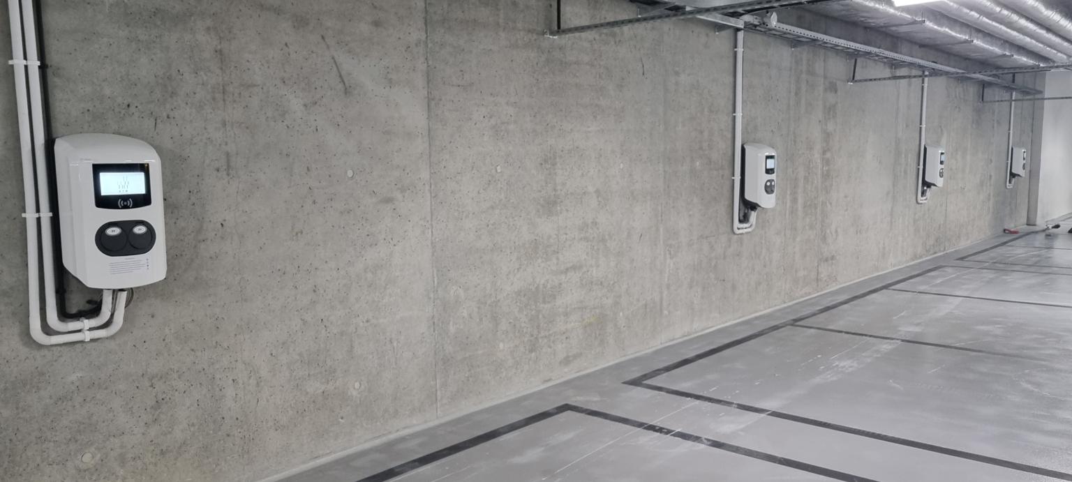 Grupa kilkunastu stacji ładowania z systemem zarządzania i indywidualnym brandingiem dla firmy