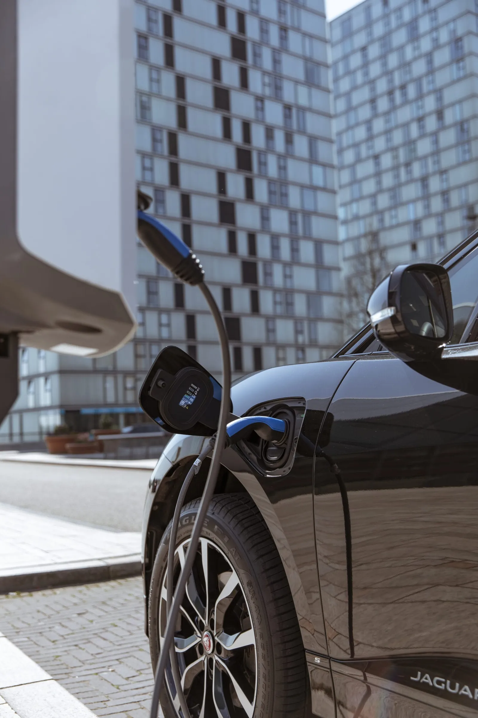 Immari - misja i wartości firmy w obszarze elektromobilności Samochód elektryczny podłączony do stacji ładowania
